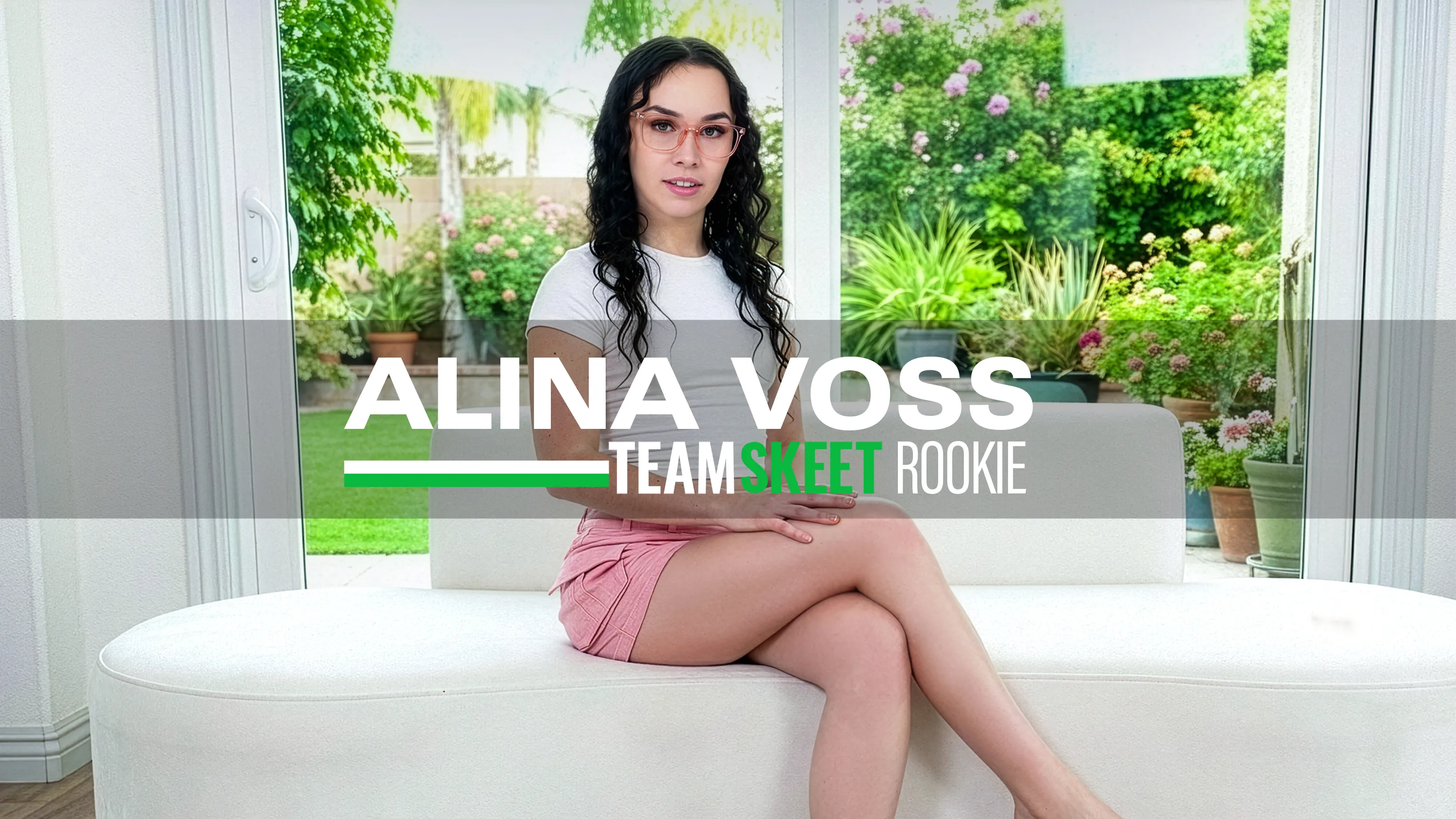 Newcomer Alert: Alina Voss’ Fingers Are for the Girls, But Her Body Is for the Guys - She's New - 401167